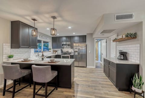 Breakfast bar - Kitchen