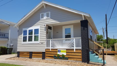 sleeps 6. Great for couples. Seawall visible from this property. 
