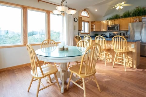 Breakfast/Card Table, Seats 4
Kitchen Bar seats 4