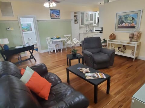 Coconut Palm Suite; 1 bedroom, full size kitchen, 2nd shower outside, 