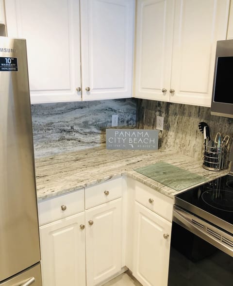 Beautiful granite rolled up the back of the counter