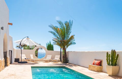 Swimming pool with views to the sea