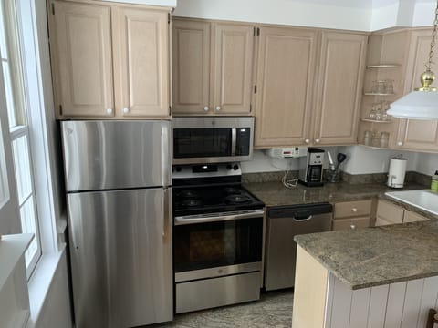 Brand new G&E stainless appliances, granite countertops