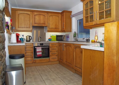 The fully equipped kitchen