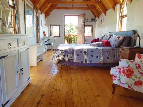 Private open plan, 100% self-catering, studio loft apartment for two. 