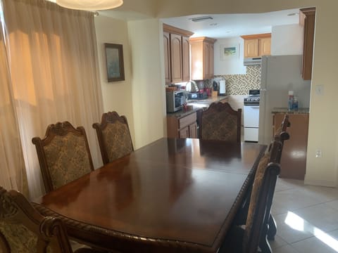 Dining room - seats 6