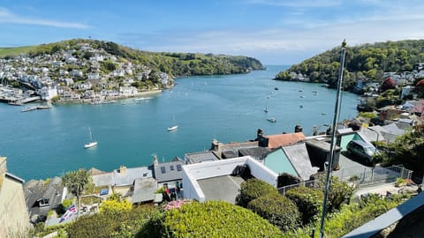 Stunning views, elevated position with onsite parking Cottage in Dartmouth