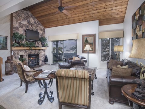 Living Room w/ TV & Gas Fireplace