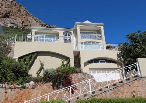 Front of property with driveway.