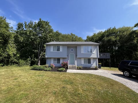 Enjoy a great front yard, multi-car driveway and the end-of-cul-de-sac location