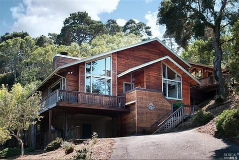 Your vacation home awaits! View from the driveway