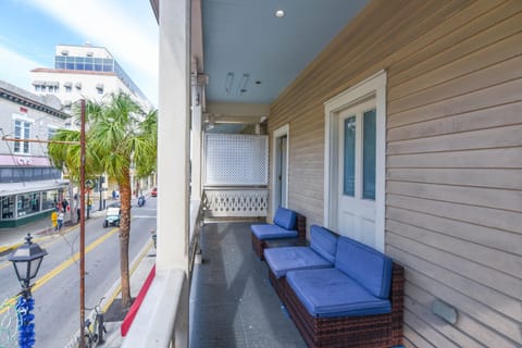 Private Balcony Overlooking Duval Street!