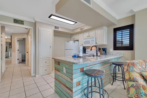 Kitchen bar with 2 stools