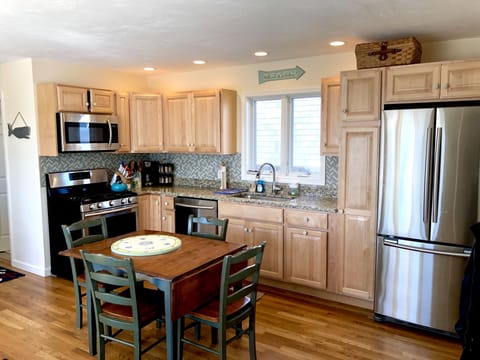 Kitchen and eating area. Seats from 4 - 5 comfortably.