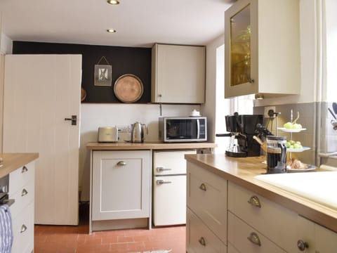 Well-equipped fitted kitchen | Cenwulf Cottage, Winchcombe, near Cheltenham