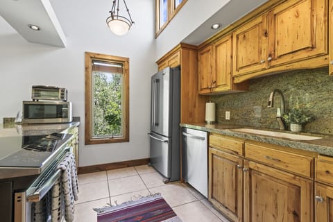 Make meals or get take out, plate your meals with ease.