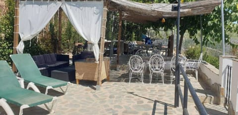 PISCINA  CON TUMBONAS , MOBILIARIO DE JARDIN Y BARBACOA.