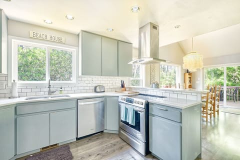 Wonderful stainless steel appliances thoughout the kitchen