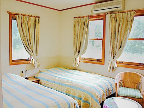 ・[Western-style room] A room with a nice view. You can feel nature even in the room, making it perfect for a refreshing trip.