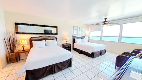 Studio with 2 queen-size beds and ocean view