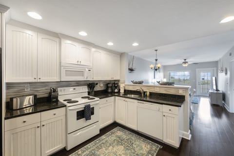Kitchen, Fully stocked with cooking/eating utensils