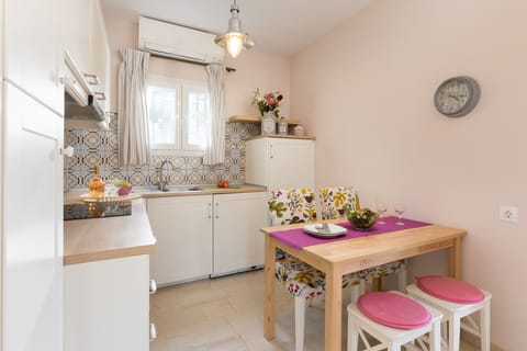 Anemone Apartment Agios Stefanos- dining area