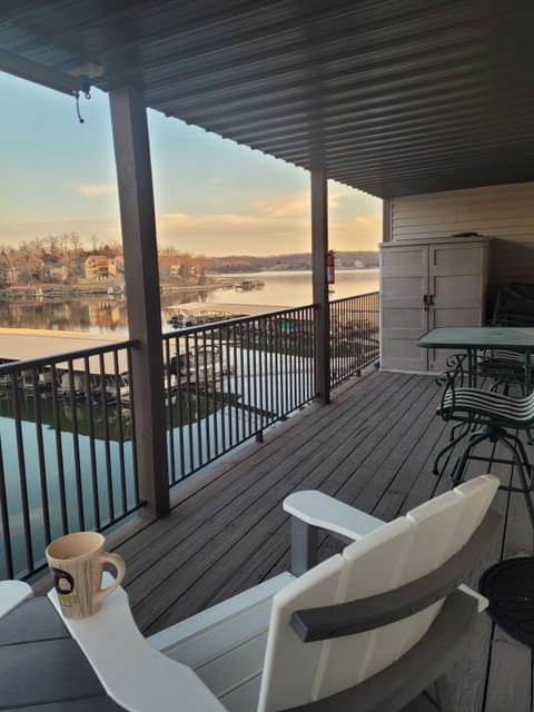 Enjoy the lakeview in Redheads Cove and Main Channel  under our covered deck.🤩