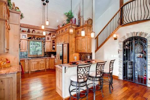 Breakfast Bar and Vaulted Kitchen Design