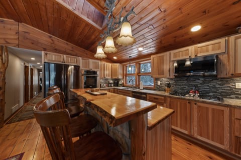 Gourmet Kitchen fully stocked!