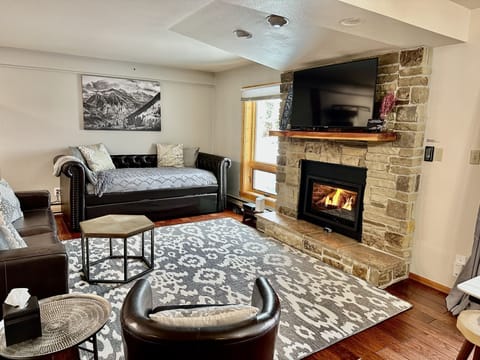 https://youtu.be/MBvVUpe_3G0. Check out video of the condo!