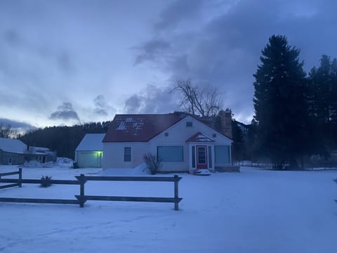 Snowy Montana with majestic mountains 🏔