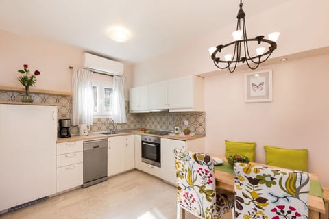 Oleander Apartment Agios Stefanos-kitchen