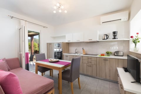 Columbine Apartment Agios Stefanos-kitchen and dining area