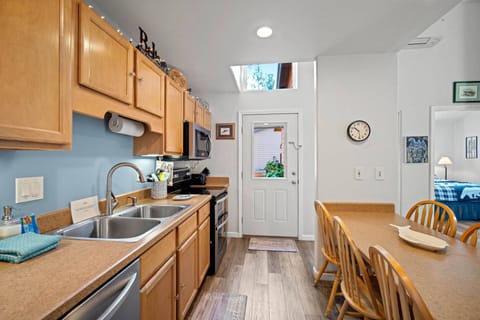 "Great place to stay... very quiet and close to pool and easy enough to get back on the road!" - Brenda