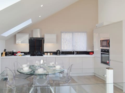 Fully appointed kitchen with dining area | Waterside Lodge Sixteen - Ashgrove Country Park, Elland