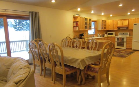 Seating for 8 but set up for 6