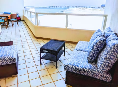 🌅 Wraparound Balcony – Dining table for 4 plus cushioned seating for 5—perfect for sunrise coffee or sunset cocktails.