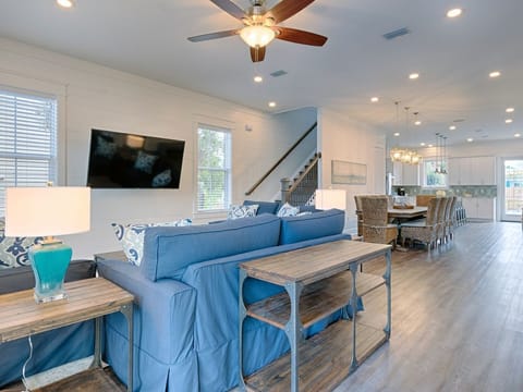 🍽️ Open kitchen, dining, and living area with ample natural light