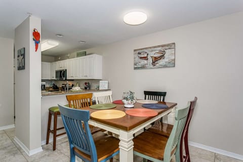 Sitting room for 8 at the kitchen table and bar