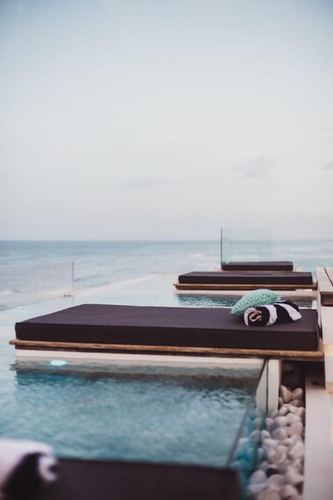 Roof Terrace infinitum with sky pool