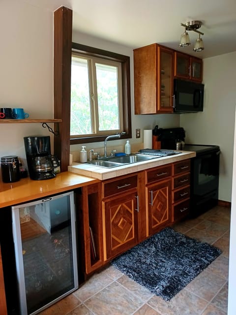 full kitchen is very furnished