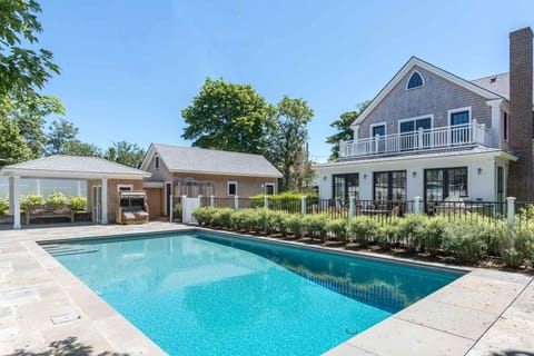 Contemporary Farmhouse In Edgartown Village With Pool