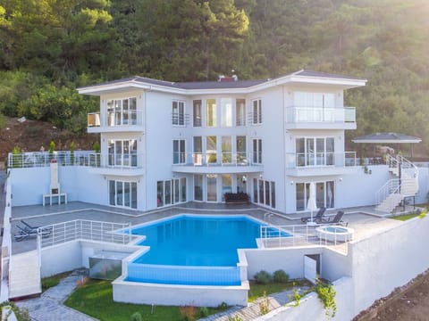 View of the villa with the external pool.