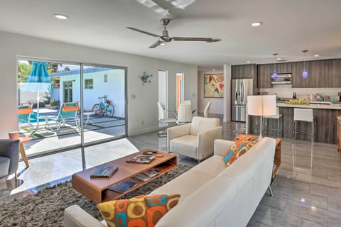 Living Room | Free WiFi | Central A/C | Smart TV w/ Cable