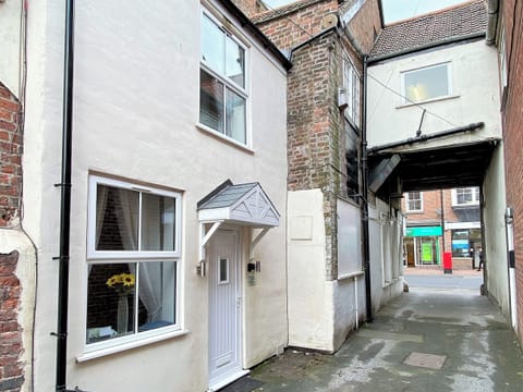 Secluded, but only a short walk to the centre of Driffield | Hidden Gem Cottage, Driffield