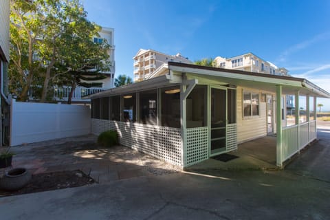 Cute Intracoastal Cottage with  screen in porch and Gulf views.