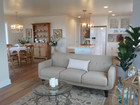 Relax in the swivel chair and enjoy the peaceful feeling. 