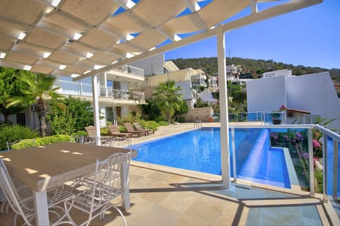 Poolside View - 10m infinity pool
