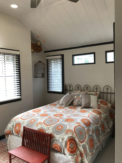 COMPY QUEEN SIZE BED!