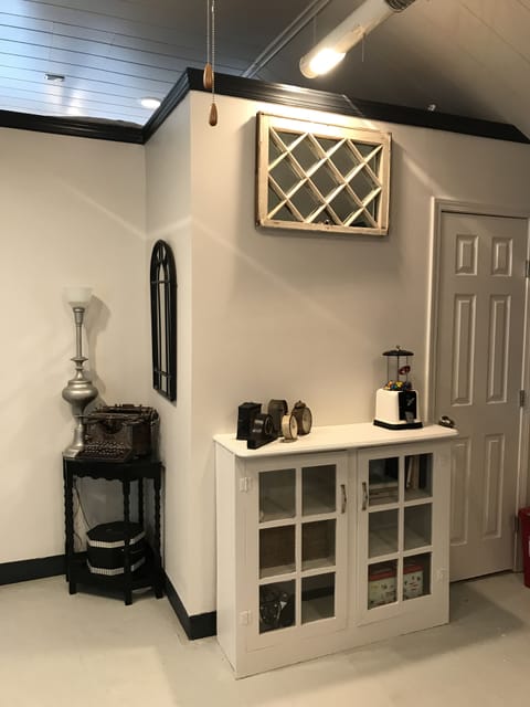 MORE URBAN CHIC DECOR.